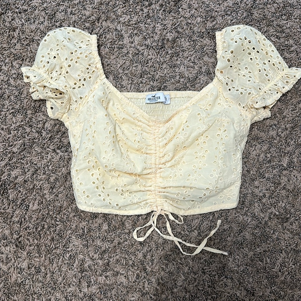 Hollister yellow top. XS. Pretty pattern.